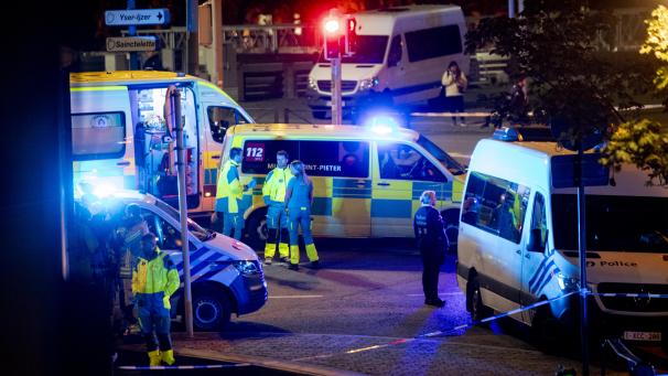 <p>Polizei und Rettungsdienste am Tatort</p>