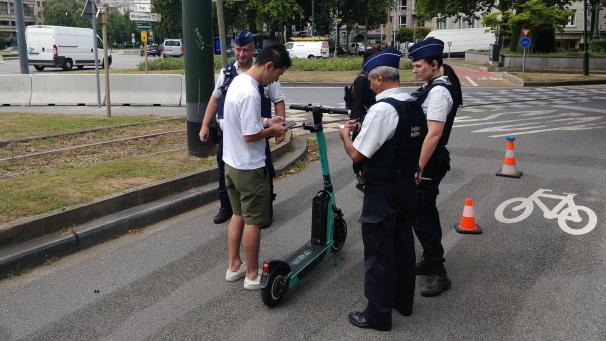 <p>E-Roller ohne Helm genutzt? Das sollte laut dem Verkehrsinstitut Vias in Zukunft bestraft werden.</p>
