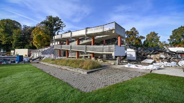 <p>Der 50 Jahre alte Umkleide-, Personal- und Duschtrakt wird abgerissen.</p>