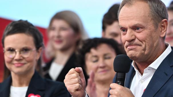 <p>Donald Tusk spricht zu Anhängern in der Zentrale seiner Partei.</p>
