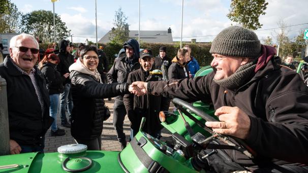 <p>Freunde und Bekannte bescherten Manfred und Céline Reuter bei der Rückkehr von ihrer abenteuerlichen Traktorreise durch Europa einen begeisternden Empfang.</p>