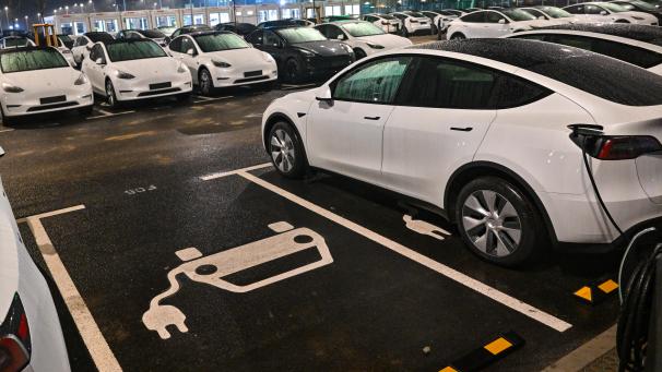 <p>Neue Elektrofahrzeuge vom Typ Model Y stehen am frühen Morgen auf einem Parkplatz vor dem Werk des US-Elektroautobauers Tesla.</p>
