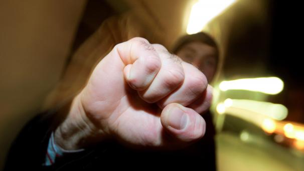 <p>Weil er seinen Kontrahenten im vergangenen Dezember auf dem Albertplatz in einen vegetativen Zustand prügelte, muss ein 34-jähriger Mann aus Malmedy fünf Jahre hinter Gitter, davon eins mit Aufschub.</p>