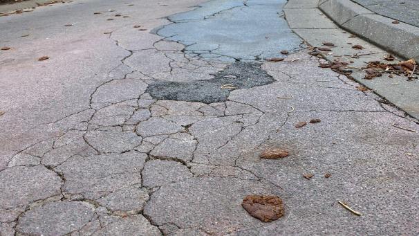 <p>Risse durchziehen dieses Teilstück der Tivolistraße, das erneuert wird.</p>