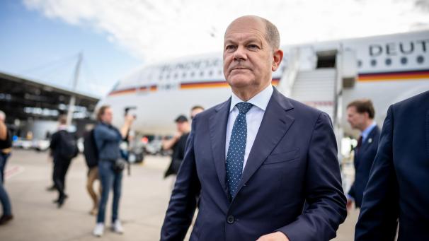 <p>Olaf Scholz bei seiner Ankunftin Tel Aviv</p>