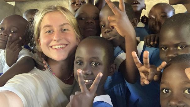 <p>Lina Neuens mit dem ersten Schuljahr aus der Grundschule, in der sie zeitweise unterrichtet.</p>