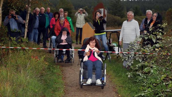 <p>Rollstuhlfahrerin Lucienne Gehlen durfte bei der Einweihung des barrierefreien Wanderwegs im Hohen Venn das Band durchschneiden.</p>