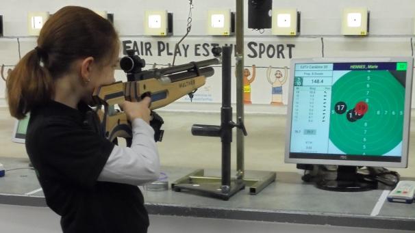 <p>Zielen – und Schuss. Marie Hennes aus Medell schießt in der Kategorie Benjamine in der Potance-Schlinge.</p>