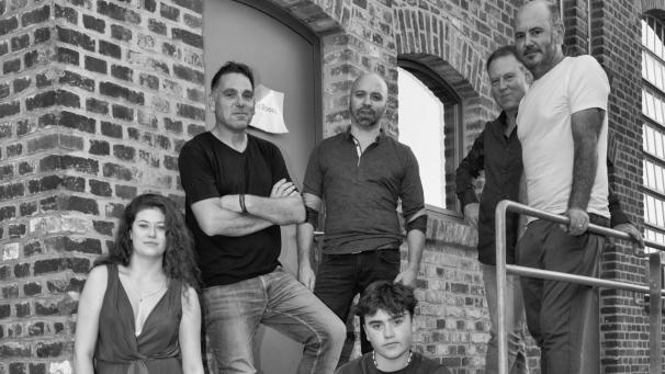 <p>Geballte Bühnenerfahrung: Stephan Klinkenberg (hinten, von rechts), Philippe Reul, Daniel Chavet und Pascal Den Tandt treten mit Jana Laschet und Adrian Cormann auf.</p>