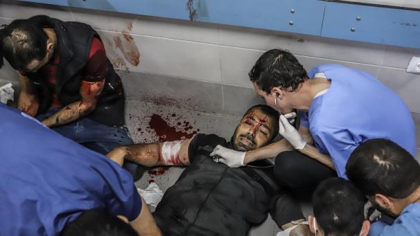 <p>Verletzte Palästinenser werden im Al-Shifa Krankenhaus medizinisch versorgt, nachdem sie im Ahli Arab Krankenhaus im Gazastreifen bei einem Raketeneinschlag verletzt wurden.</p>