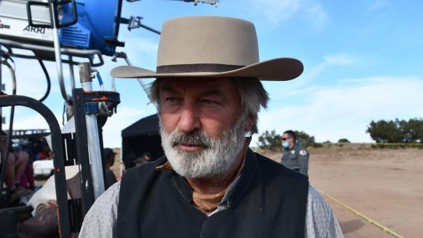 <p>Alec Baldwin am Set in seinem Kostüm für den Film „Rust“.</p>