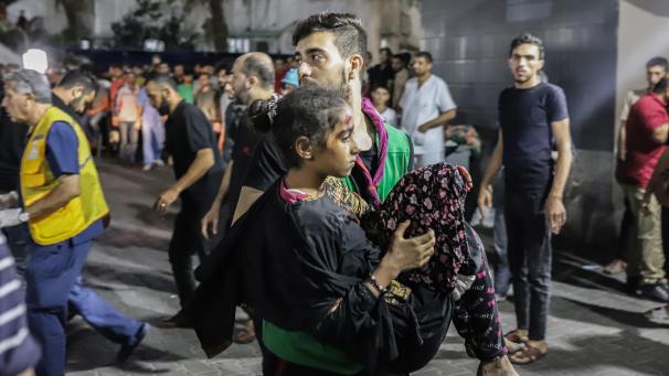 <p>In dem Ahli Arab Krankenhaus waren nach Angaben des dortigen Gesundheitsministeriums durch einen Raketeneinschlag Hunderte Menschen getötet und verletzt worden. Die genaue Zahl der Todesopfer war zunächst unklar. Woher die Rakete kam und ob es sich um einen Irrläufer handelte ist ebenfalls unklar.</p>