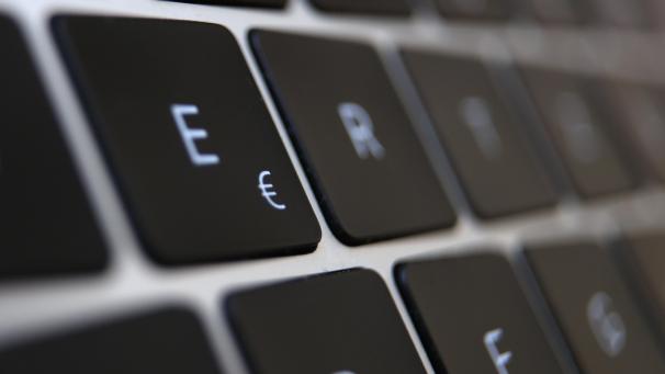 <p>Ein Eurozeichen ist auf der Tastatur eines Laptops zu sehen: Bis die Menschen im Euroraum die digitaleWährungnutzen können, wird es noch ein paar Jahre dauern.</p>