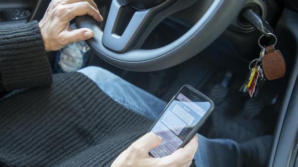 <p>Während der Fahrt Nachrichten mit dem Handy schreibenist verboten.</p>