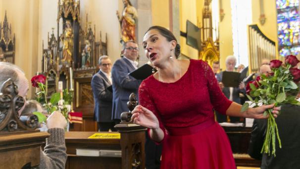 <p>Ekaterina Chekmareva lässt es sich nicht nehmen, den Zuschauern in der Rolle der Carmen Rosen zu schenken.</p>