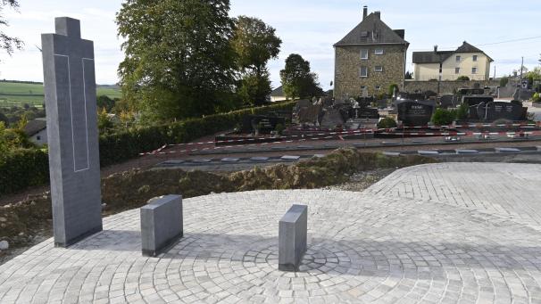 <p>Im Zuge der Sanierung des Heppenbacher Friedhofs stießen die Arbeiter unerwartet auf umfangreiche Knochenreste.</p>