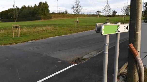 <p>Auf diesem Grundstück zwischen Friedhof (rechts, nicht im Bild) und dem Fußballgelände des KFC Amel wollen die Gemeinde, der Öffentliche Wohnungsbau (ÖWOB) und gegebenenfalls private Partner hochwertigen, aber bezahlbaren Wohnraum schaffen.</p>
