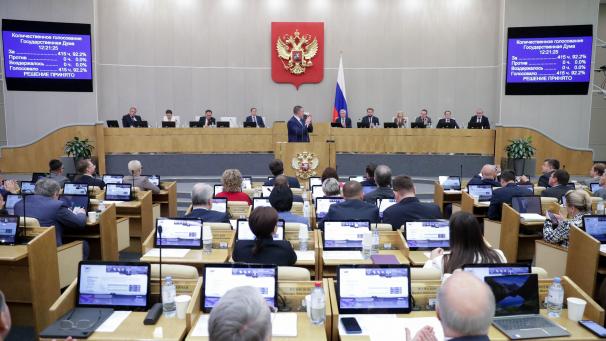 <p>Dieses von der Staatsduma veröffentlichte Bild zeigt, wie die Abgeordneten während einer Plenarsitzung in Moskau in zweiter und dritter Lesung über die Ratifizierung des Vertrages über das umfassende Verbot von Nuklearversuchen abstimmen.</p>