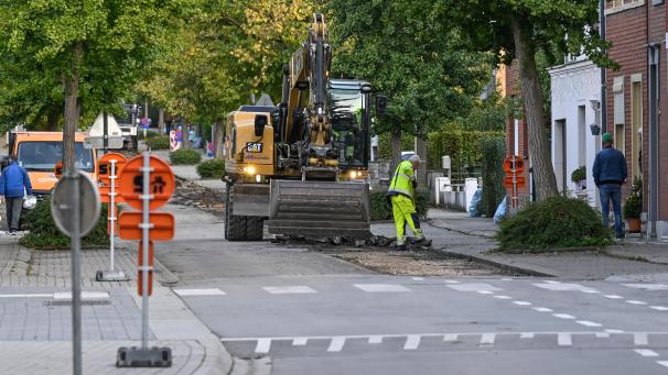 <p>Plötzlich ein Park- und Halteverbot vor der Haustür: Für die Anwohner sind die Arbeiten an der Simarstraße herausfordernd. Bei der Müllabfuhr sei aber gestern trotz Baustelle alles glatt gelaufen, berichtet Eupens Bauschöffe Michael Scholl.</p>