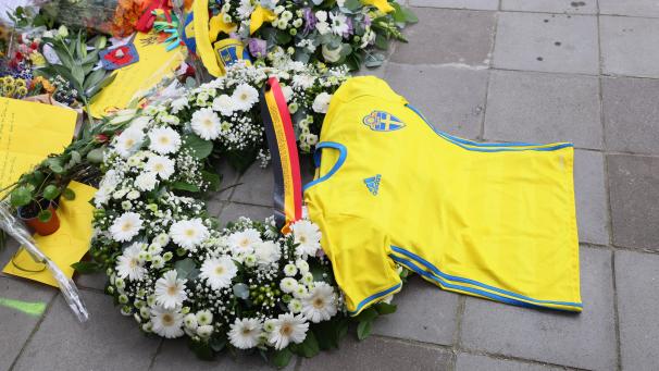 <p>Am Mittwoch wurden von ranghohen Politikern am Ort des Anschlags in Brüssel Blumen niedergelegt, um den Opfern zu gedenken.</p>
