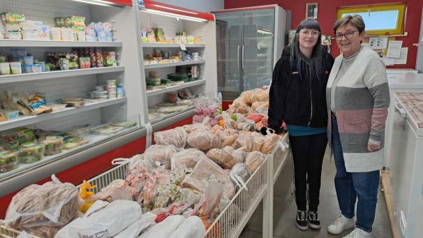 <p>Marie-Hélène Düsseldorf (rechts) kann bei der Lebensmittelverteilung auf über 40 ehrenamtliche Helfer zählen.</p>