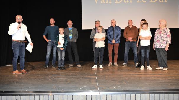 <p>Dritter von vier Filmabenden am Mittwoch im Saal Jaspesch: Lehrer und Initiator André Frauenkron (links) dankt seinen Schülern und den Protagonisten von „Van Dür ze Dür“.</p>