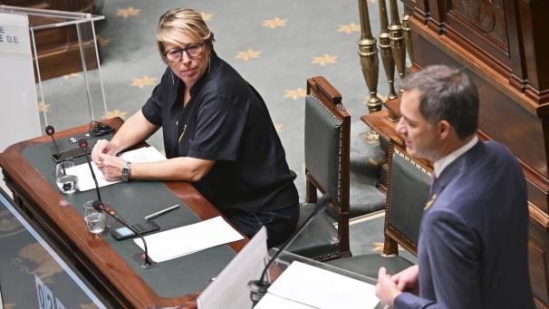 <p>Premier Alexander De Croo und Föderalministerin Caroline Gennez am Donnerstag in der Kammer</p>