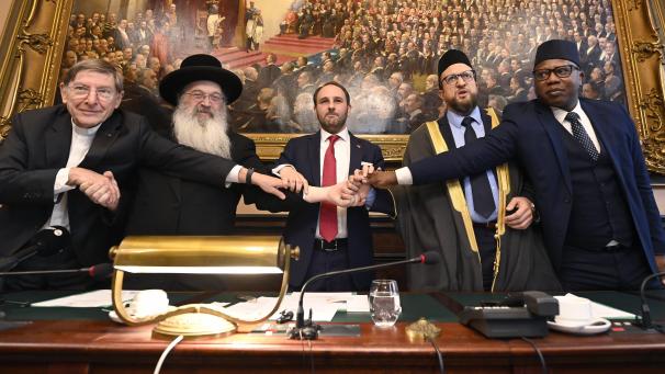 <p>Die Vertreter der drei größten Glaubensgemeinschaften Belgiens am Donnerstag in der Kammer. In der Mitte ist der Abgeordnete Michael Freilich zu erkennen, der die religiösen Führer eingeladen hatte.</p>