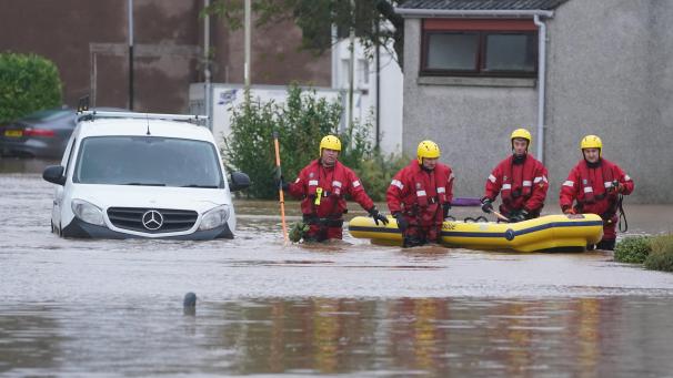 <p>Mitglieder der Rettungsdienste sind im Einsatz, während der Sturm „Babet“ über das Land fegt.</p>