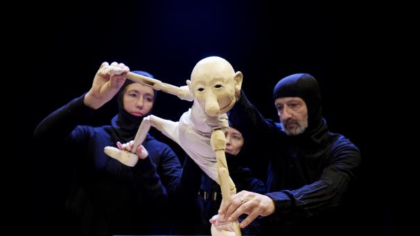 <p>Zu dritt machen die Spieler von „Une Tribu Collective“ die rebellische Marionette lebendig.</p>