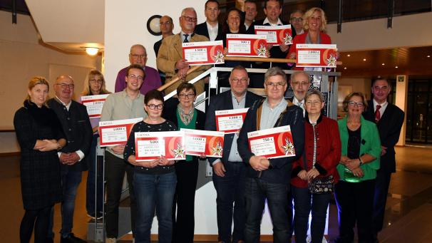 <p>Zufriedene Gesichter bei der Scheckübergabe am Freitagabend.</p>