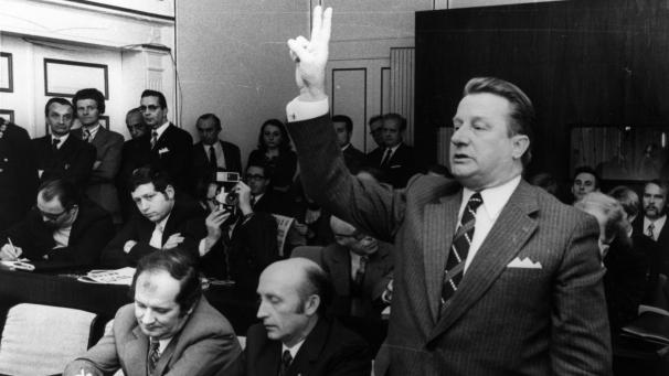 <p>23. Oktober 1973: Der erste Vorsitzende des Rates der deutschen Kulturgemeinschaft (RdK), Johann Weynand (CSP, rechts), bei der Eidesleistung</p>