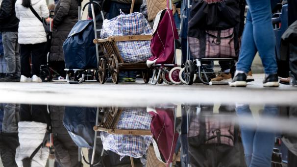 <p>Die Zahl der Menschen in Belgien, die Nahrungsmittelhilfe von Lebensmittelbanken (Tafeln) in Anspruch nehmen, ist 2022 um 18,2 Prozent gestiegen. Und das, obwohl die Menge der zu verteilenden Lebensmittel kaum zunahm.</p>