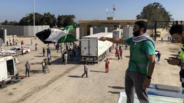 <p>Die ersten Lastwagen mit Hilfsgütern für den Gaza-Streifen passieren den Grenzübergang Rafah zwischen Ägypten und dem Gaza-Streifen.</p>