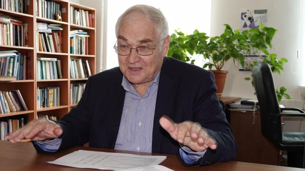 <p>Lew Gudkow sitzt in seinem Büro im Zentrum der russischen Hauptstadt an einem Schreibtisch. Er ist wissenschaftlicher Leiter von Russlands einzigem unabhängigem Meinungsforschungsinstitut Lewada.</p>