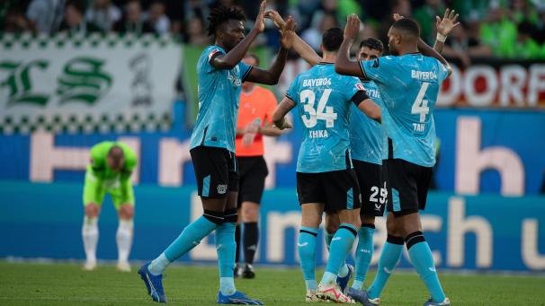 <p>Leverkusens Spieler jubeln nach dem Schlusspfiff.</p>