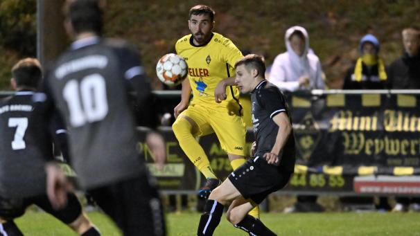 <p>Maxime Heinen - hier im Duell mit Yannick Pohten - konnte mit dem KFC Weywertz einen Sieg einfahren.</p>