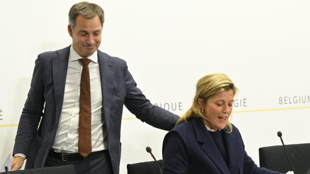 <p>Innenministerin Annelies Verlinden (CD&amp;V) und Premierminister Alexander De Croo (Open VLD) bei der Pressekonferenz am Samstagabend.</p>
