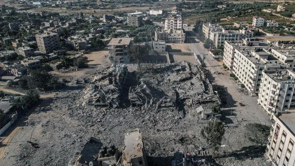 <p>Mehrere zerstörte Gebäude bei Chan Junis. Seit den Hamas-Angriffen bombardiert Israel Ziele im Gazastreifen.</p>