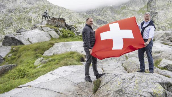 <p>Marco Chiesa (r), Präsident der Schweizerischen Volkspartei (SVP), und Marcel Dettlig, Vizepräsident der SVP, posieren anlässlich einer Pressekonferenz zum Thema der Asylpolitik auf dem Gotthardpass mit einer Nationalflagge.</p>