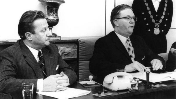 <p>Dieses Bild ist berühmt geworden: Es entstand bei der Einsetzung des RdK am 23. Oktober 1973. Zu sehen sind der erste Ratspräsident Johann Weynand (l.) und Staatssekretär Willy Schyns.</p>