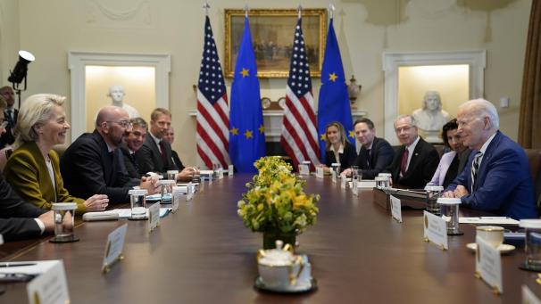 <p>Ursula von der Leyen (l), EU-Kommissionspräsidentin, und Charles Michel (2.v.l), Präsident des Europäischen Rates, währenddes Treffens mit Joe Biden (r), Präsident der USA, im Kabinettssaal des Weißen Hauses.</p>