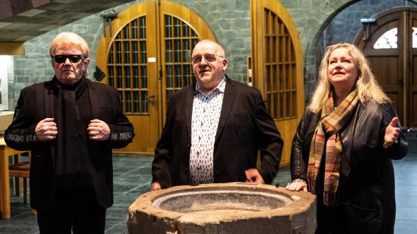 <p>Dechant Claude Theiss (Mitte) freut sich, Heino und Anita Hegerland am 17. Dezember zu einem Adventskonzert in der St.Vither Pfarrkirche begrüßen zu dürfen. „Als der Anruf kam, dachte ich erst an einen Telefonstreich“, gestand er am Samstag.</p>