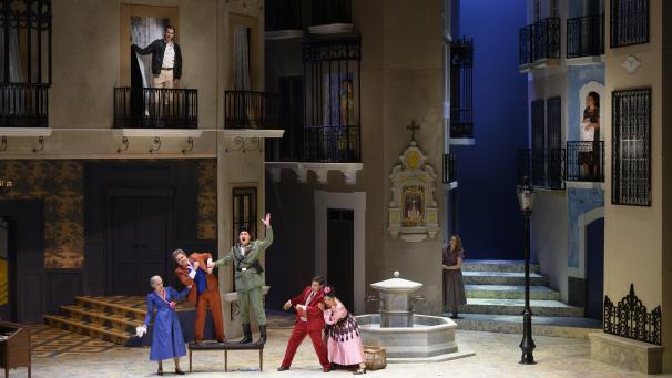 <p>Ensembleszene der sehr heiteren Inszenierung von Rossinis Il Barbiere di Siviglia in Lüttich</p>