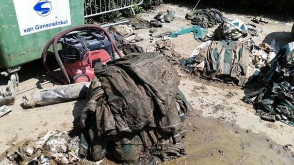 <p>Aufräumen nach dem Hochwasser-Tag: Die braune Masse ist überall, Kostüme und Erinnerungsstücke sind zerstört.</p>