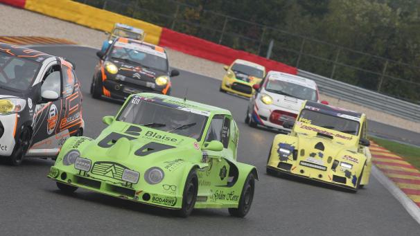 <p>Das siegreiche Golden Horse kämpft sich mit seiner grell-grünen Ente durchs Feld.</p>