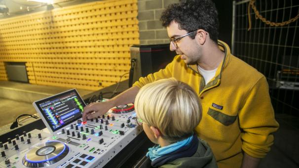 <p>Nico Van Weersth führt Tim in das Geheimnis des perfekten Sounds ein.</p>