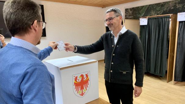 <p>Arno Kompatscher (rechts), Spitzenkandidat der Südtiroler Volkspartei (SVP) und Landeshauptmann während gibt seine Stimme im Rahmen der Parlamentswahl ab.</p>