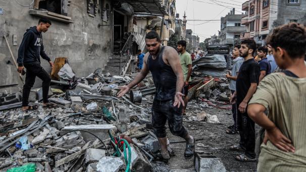 <p>Palästinenser suchen nach israelischen Luftangriffen in den Trümmern eines Hauses nach Überlebenden.</p>