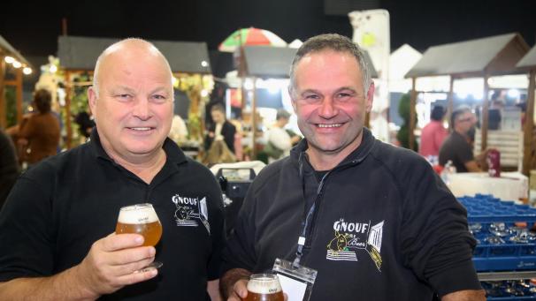 <p>Alain Jamar (l.) und Francis Michel präsentieren ihr Gnouf Bier.</p>